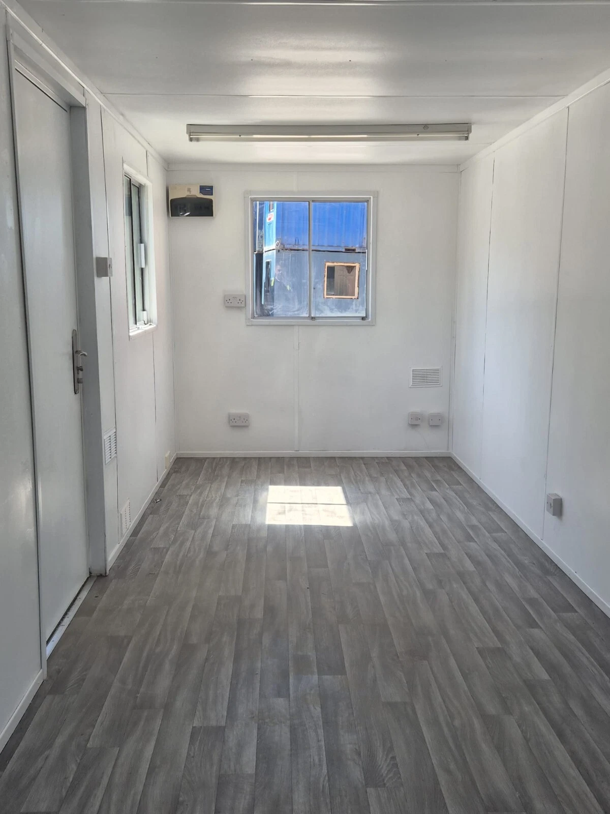20 x 8 AV Open plan office green - Image 4